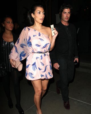 ミニスカートで美脚を披露するキム・カーダシアン（Kim kardashian
 #75404855
