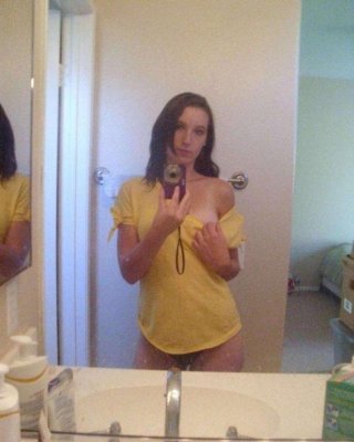 Brünette Cutie zeigt ihre Titten in diesen heißen Selbstbildern
 #67240374