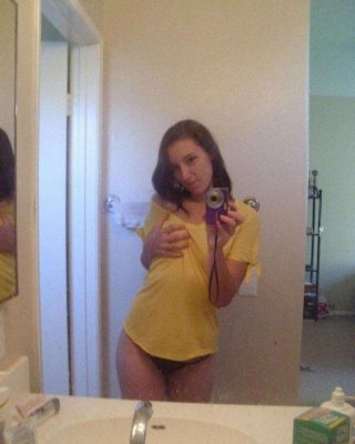 Brünette Cutie zeigt ihre Titten in diesen heißen Selbstbildern
 #67240393