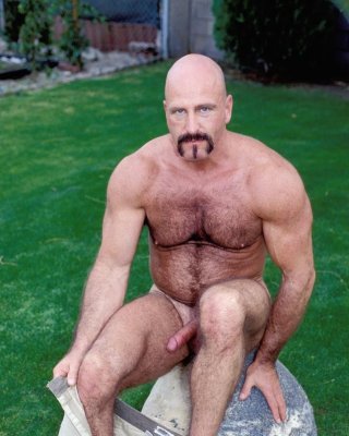 Stripping Macho Homosexuell Bär liebt zu necken und posiert im Freien
 #76976526
