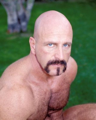 Stripping Macho Homosexuell Bär liebt zu necken und posiert im Freien
 #76976530