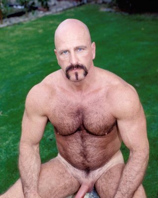 Stripping Macho Homosexuell Bär liebt zu necken und posiert im Freien
 #76976533