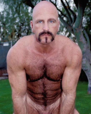 Stripping Macho Homosexuell Bär liebt zu necken und posiert im Freien
 #76976576