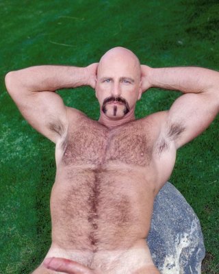 Stripping Macho Homosexuell Bär liebt zu necken und posiert im Freien
 #76976582