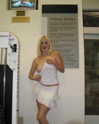 Vollbusige Blondine blinkt große Titten Arsch n Muschi bei lokalen Fitness-Studio
 #78918142