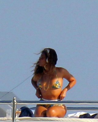 Beyonce Knowles Exposing Her Fucking Sexy Body And Hot Ass In Thong