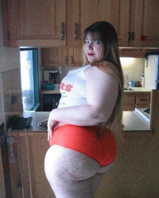 Amiga gorda amateur mostrando en la cámara
 #71852836