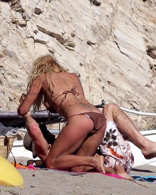 Pamela Anderson Showing Her Nice Ass On Beach