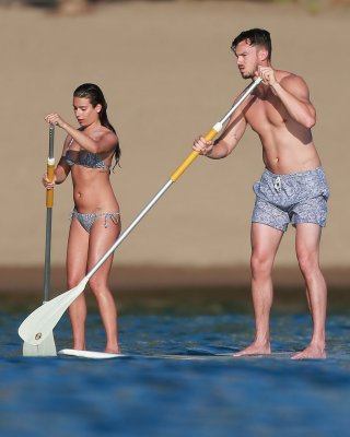 メキシコのビーチでパドボードをしている極小モノクロビキニのLea michele
 #75176498