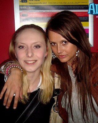 Nackte Freundin posiert im Freien
 #68172395