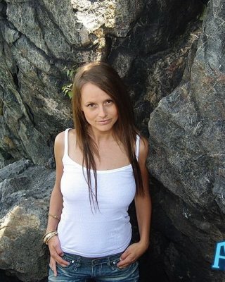 Nackte Freundin posiert im Freien
 #68172406