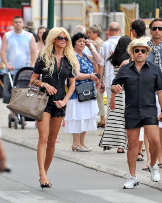 Victoria silvstedt blinkt ihre nackte Muschi unterm Rock auf der Straße
 #75346297