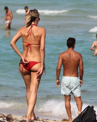 Rita rusic nipple slip auf einem Strand in miami, florida #75269107