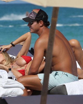 Rita rusic nipple slip auf einem Strand in miami, florida #75269120