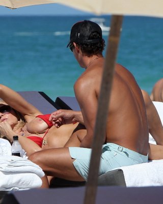 Rita rusic nipple slip auf einem Strand in miami, florida #75269146