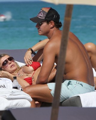 Rita rusic nipple slip auf einem Strand in miami, florida #75269175