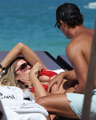 Rita rusic nipple slip auf einem Strand in miami, florida #75269180