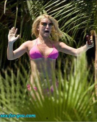 Jessica Simpson posiert im Bikini und durchsichtigen Kleidungsstücken
 #75433226