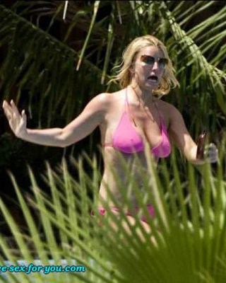 Jessica Simpson posiert im Bikini und durchsichtigen Kleidungsstücken
 #75433230