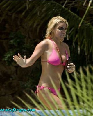 Jessica Simpson posiert im Bikini und durchsichtigen Kleidungsstücken
 #75433239