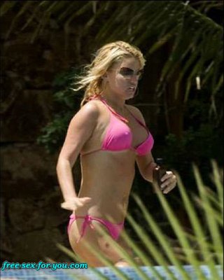 Jessica Simpson posiert im Bikini und durchsichtigen Kleidungsstücken
 #75433245