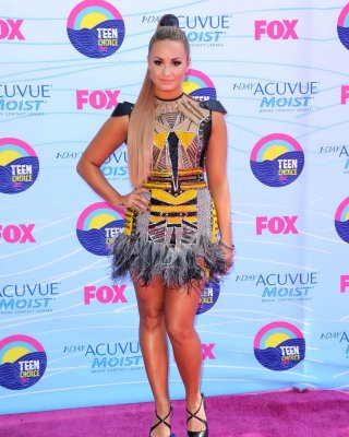 Demi lovato nip slip trägt ein teilweise durch sehen kleines Kleid bei 2012 teen c
 #75256552