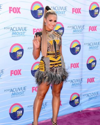 Demi lovato nip slip trägt ein teilweise durch sehen kleines Kleid bei 2012 teen c
 #75256554