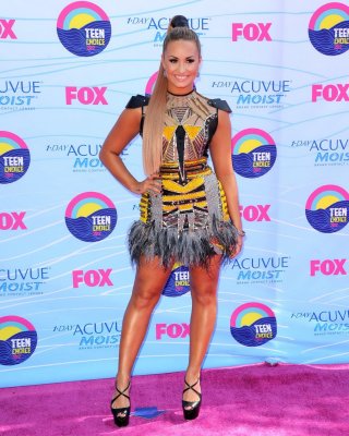 Demi lovato nip slip trägt ein teilweise durch sehen kleines Kleid bei 2012 teen c
 #75256561