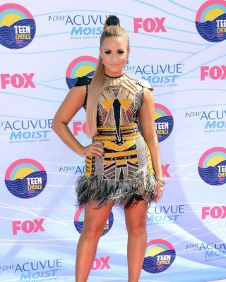 Demi lovato nip slip trägt ein teilweise durch sehen kleines Kleid bei 2012 teen c
 #75256573