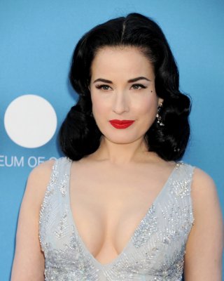 ディタ・フォン・ティース、ラで開催されたモカ・ガラ2015で大きな胸の谷間を見せる
 #75162172