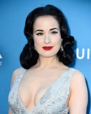 ディタ・フォン・ティース、ラで開催されたモカ・ガラ2015で大きな胸の谷間を見せる
 #75162203