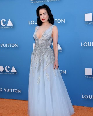 ディタ・フォン・ティース、ラで開催されたモカ・ガラ2015で大きな胸の谷間を見せる
 #75162246
