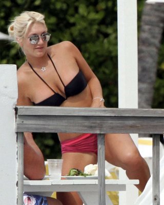 Brooke Hogan zeigt Höschen und sieht sehr sexy im Bikini aus
 #75349853