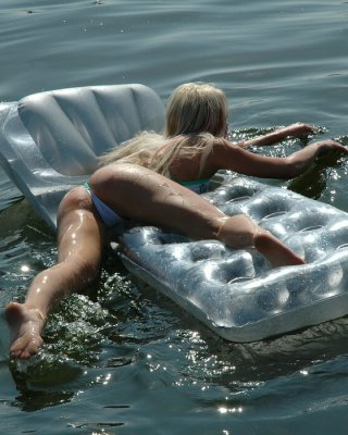 Cute Bikini blonde teen spielen im See an einem heißen Sommertag #73189802