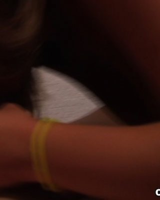 Busty College Schlampe präsentiert ihre Titten dann gibt Kopf
 #74518395