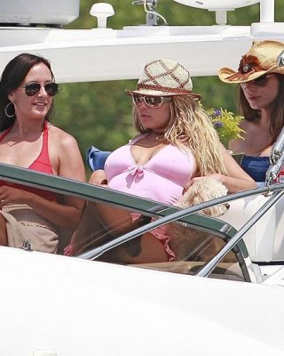 Ashlee Simpson Large Tongue And Pose In Bikini