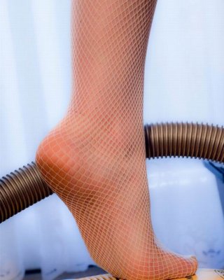 Maid nora burlándose con sus impresionantes pies en medias
 #72730829