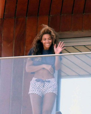 Beyonce Knowles zeigt ihre fantastischen Beine und ihren Körper auf der Bühne
 #75360248