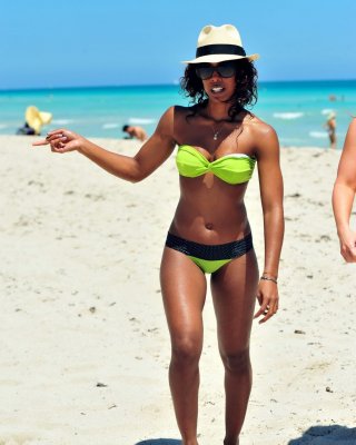 Kelly Rowland Showing Off Her Bikini Body On The Beach In Miami