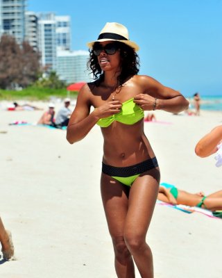 Kelly Rowland Showing Off Her Bikini Body On The Beach In Miami