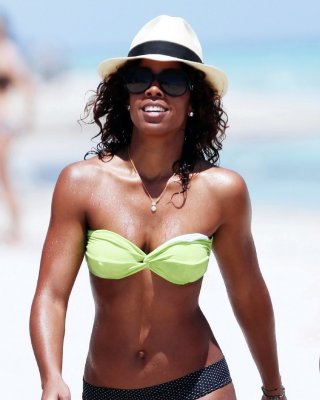 Kelly Rowland Showing Off Her Bikini Body On The Beach In Miami