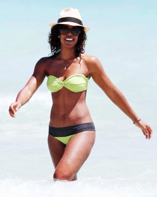 Kelly Rowland Showing Off Her Bikini Body On The Beach In Miami