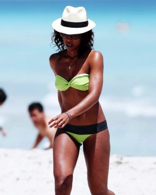 Kelly Rowland Showing Off Her Bikini Body On The Beach In Miami