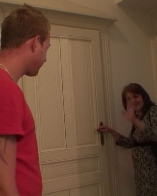 Shes dort in einem Handtuch und er hat nicht die Kraft, die vollbusige reife Frau zu widerstehen
 #77213592