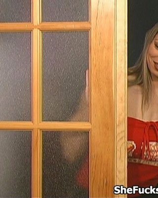 巨大なストラポンで男の尻を激しく犯す少女
 #72216097