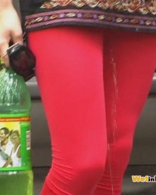Public leggings drenching by a wench who needed to piss desperately #73255780