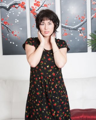 Haariges natürliches Amateur-Babe spreizt sich auf Couch
 #68119945
