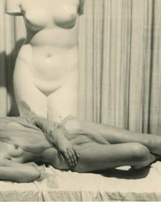 Sexy Hausfrauen aus den Vierzigern zeigen ihre schönen Körper
 #78464011