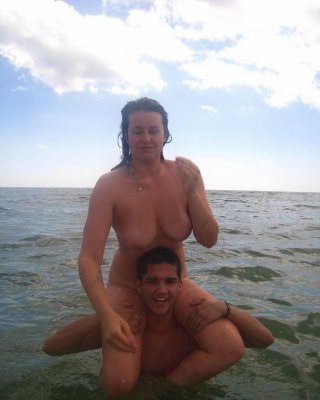 Beobachten Sie sie baden ihre erstaunliche sexy Körper im Wasser
 #72255868