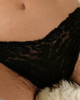 Heißes Amateur-Mädchen zeigt ihre haarige Muschi
 #67291369